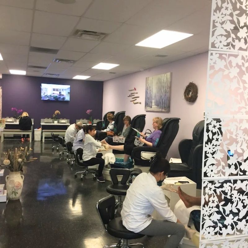 Cần sang bán tiệm nail tại Indianapolis, IN 46260