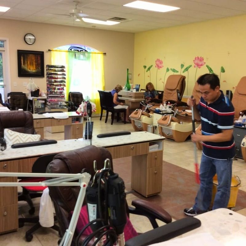 Cần sang bán tiệm nail tại Lady Lake, FL 32159