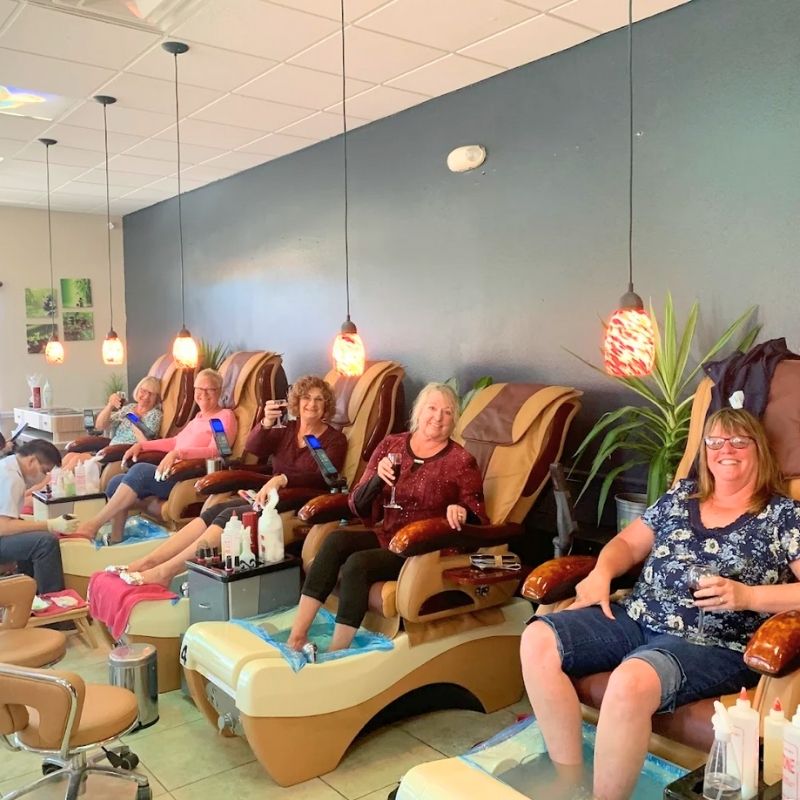 Cần sang bán tiệm nail tại Lady Lake, FL 32159