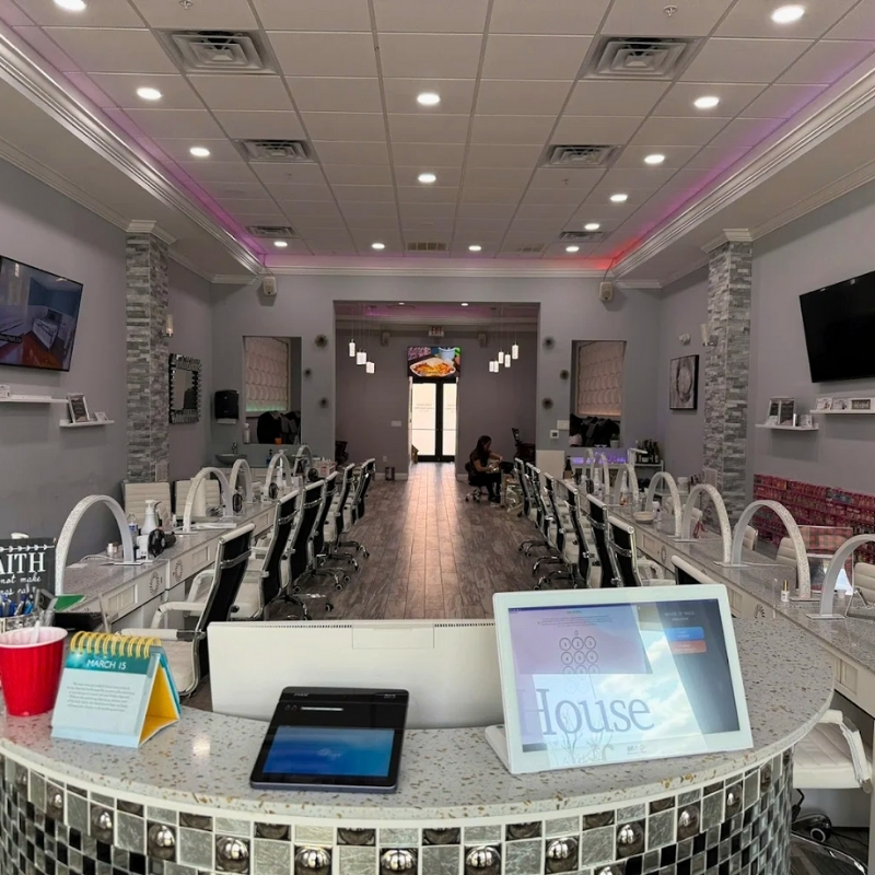 Cần sang bán tiệm nail tại Naples, FL 34119