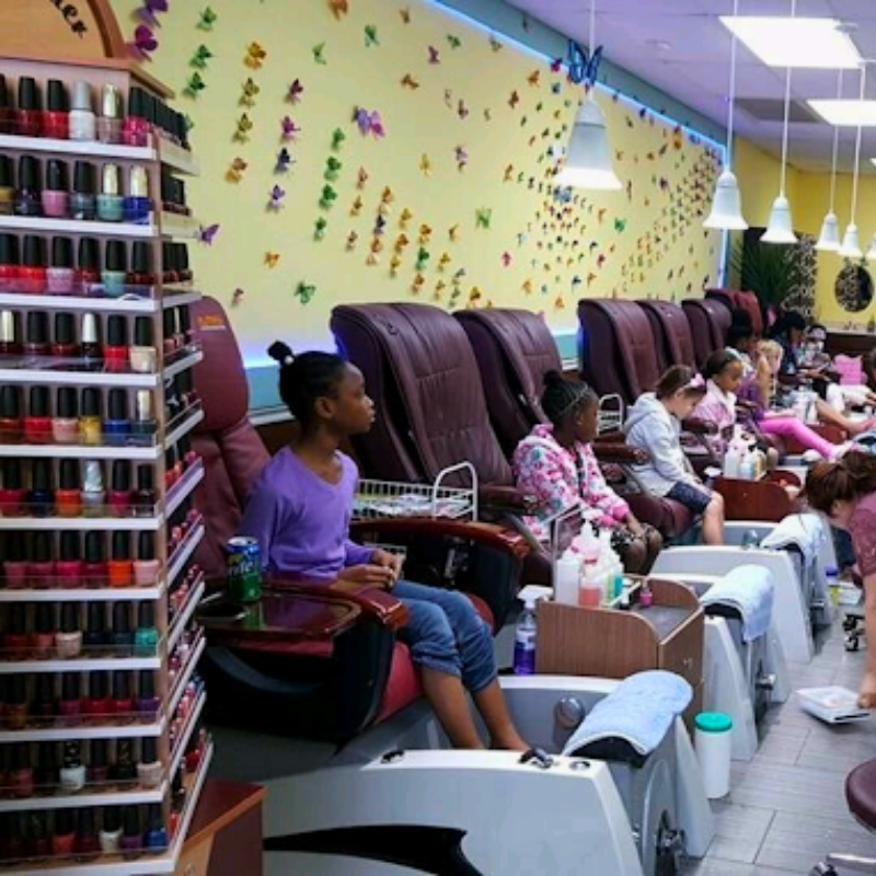 Cần sang bán tiệm nail tại Tampa, FL - 33647