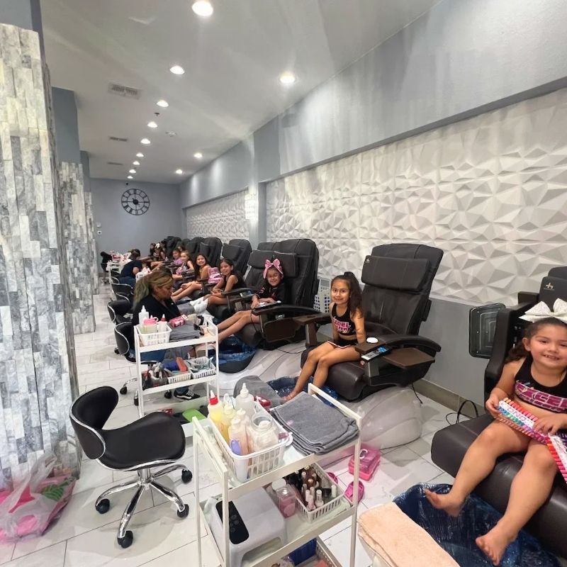 Cần sang gấp tiệm nail tại San Antonio, TX 78253