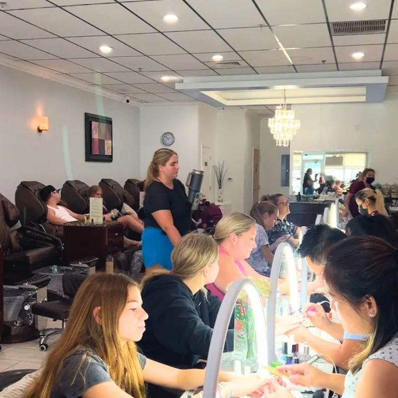 Cần tuyển 2 thợ nail nữ tại Saint Petersburg, FL-33703