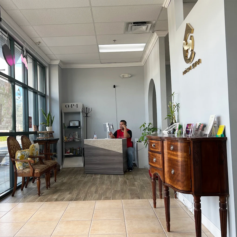 Cần tuyển gấp thợ nail tại Fort Myers, FL 33912