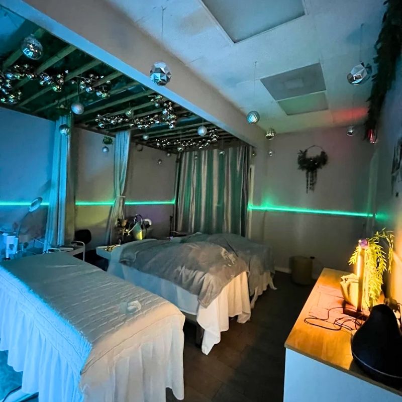 Cần tuyển thợ gội đầu hoặc thợ Lash tại Largo, FL-33773