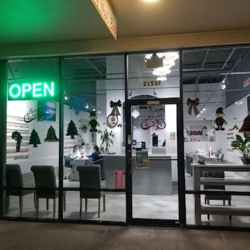Cần tuyển thợ nail tại Land O' Lakes, FL 34639