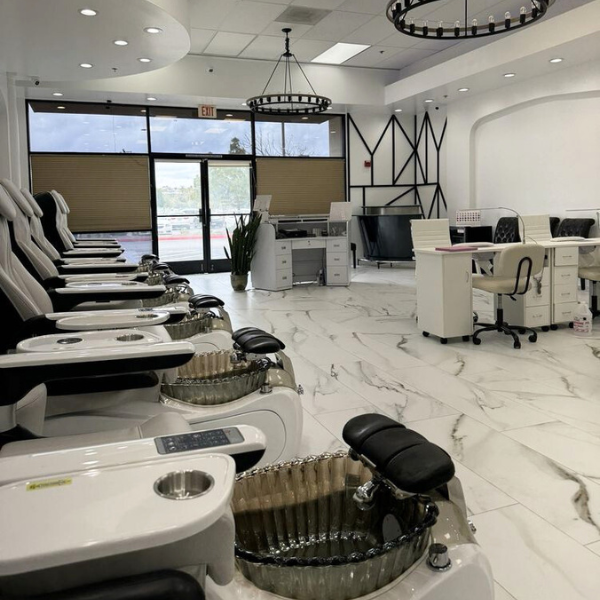 Sang Nhượng Tiệm Nail Đẹp, Vị Trí Đắc Địa Tại Temecula, CA 92591